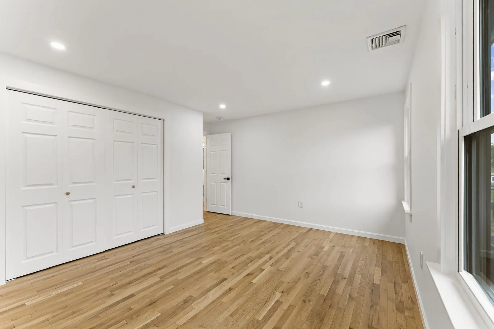 Oak hardwood, bedroom: finished